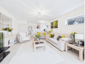 LIVING ROOM- click for photo gallery